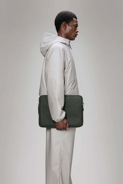 RAINS TRAIL LAPTOP CASE en color GREEN  (2)