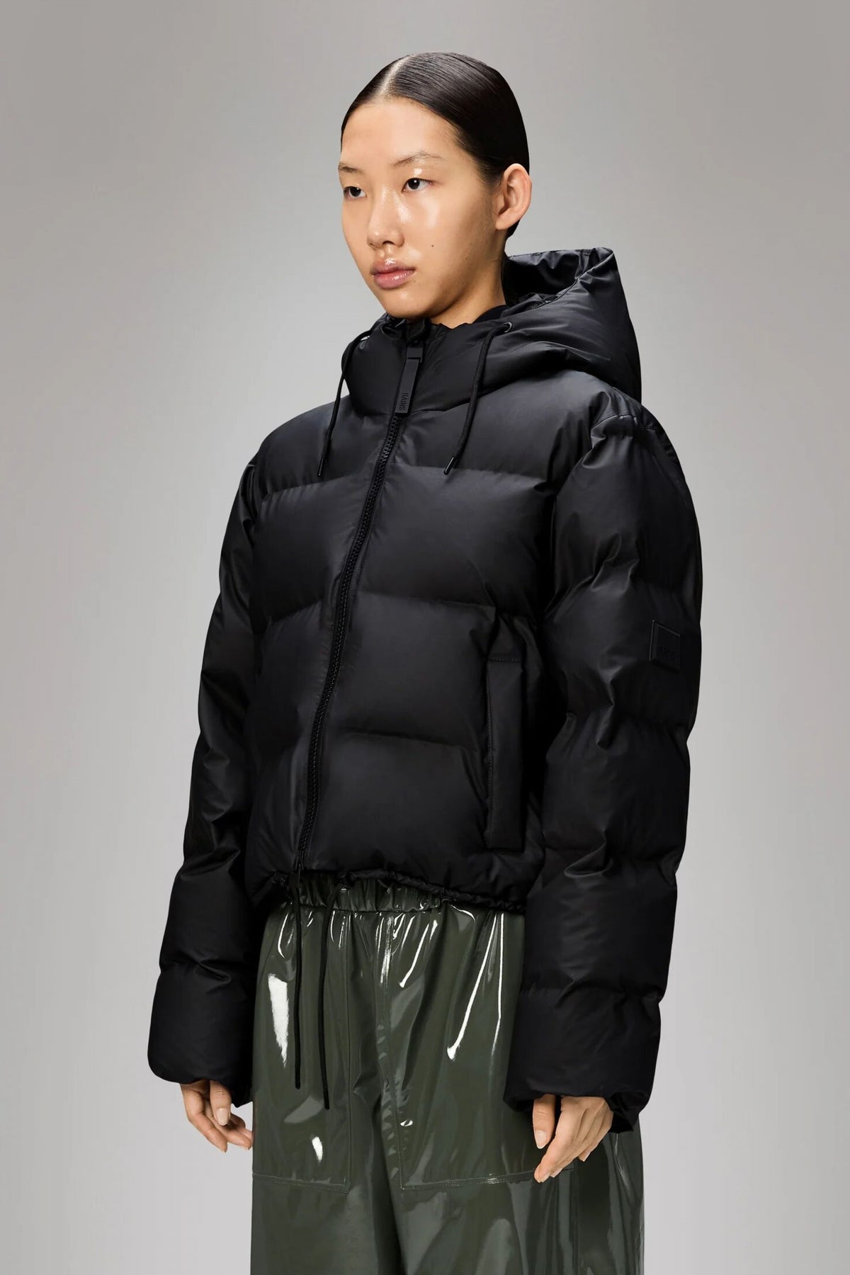 RAINS ALTA SHORT PUFFER JA en color BLACK  (1)