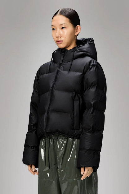 RAINS ALTA SHORT PUFFER JA en color BLACK  (1)