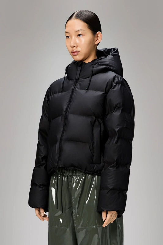 RAINS ALTA SHORT PUFFER JA en color BLACK  (1)