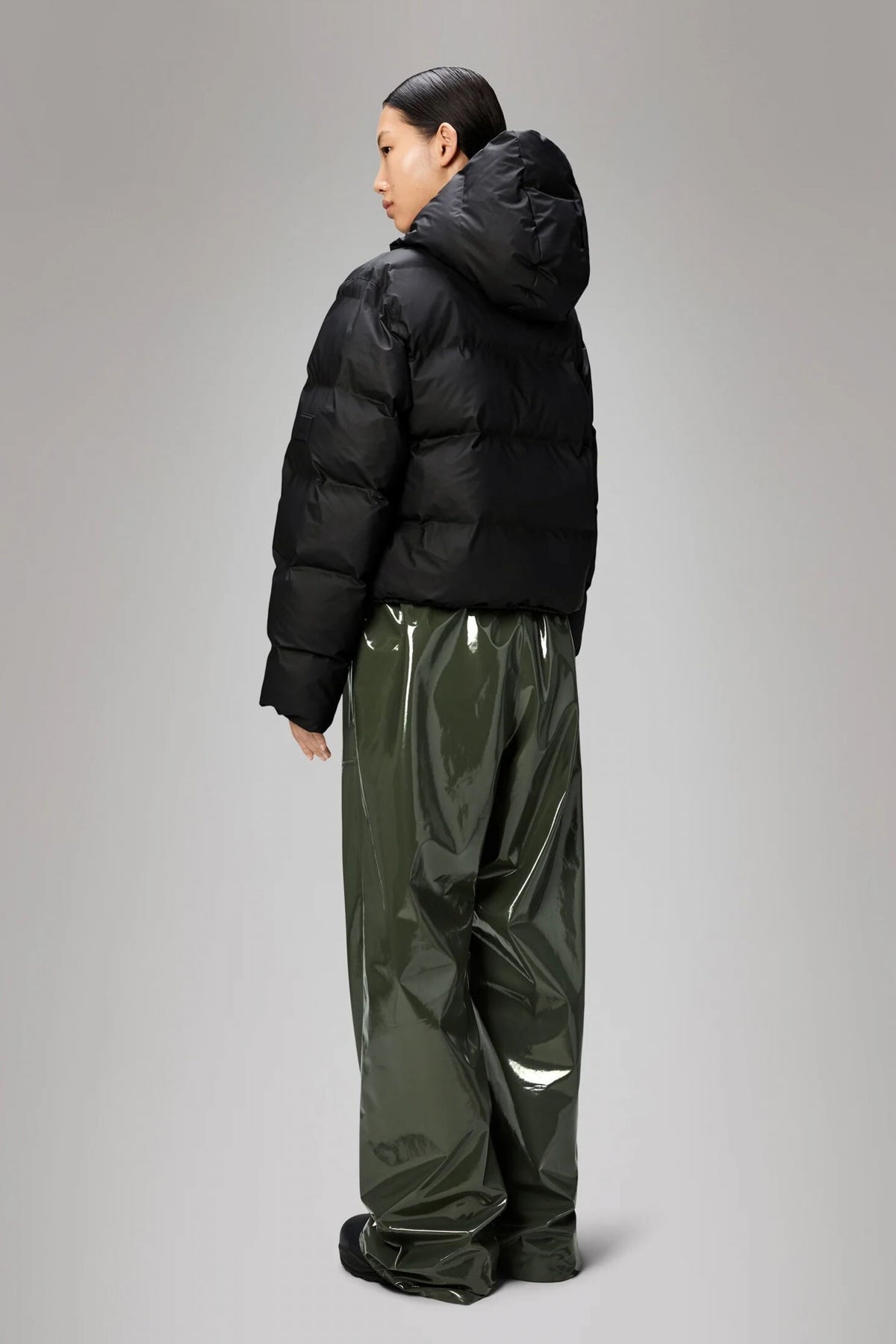RAINS ALTA SHORT PUFFER JA en color BLACK  (3)