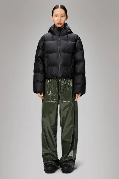RAINS ALTA SHORT PUFFER JA en color BLACK  (4)