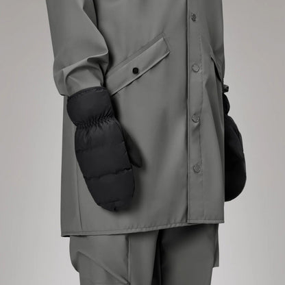 RAINS LOHJA PUFFER MITTENS en color BLACK  (2)