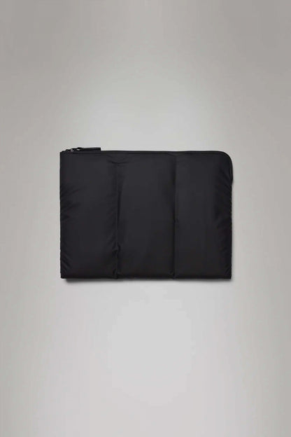 RAINS PUFFER LAPTOP COVER  en color BLACK  (1)