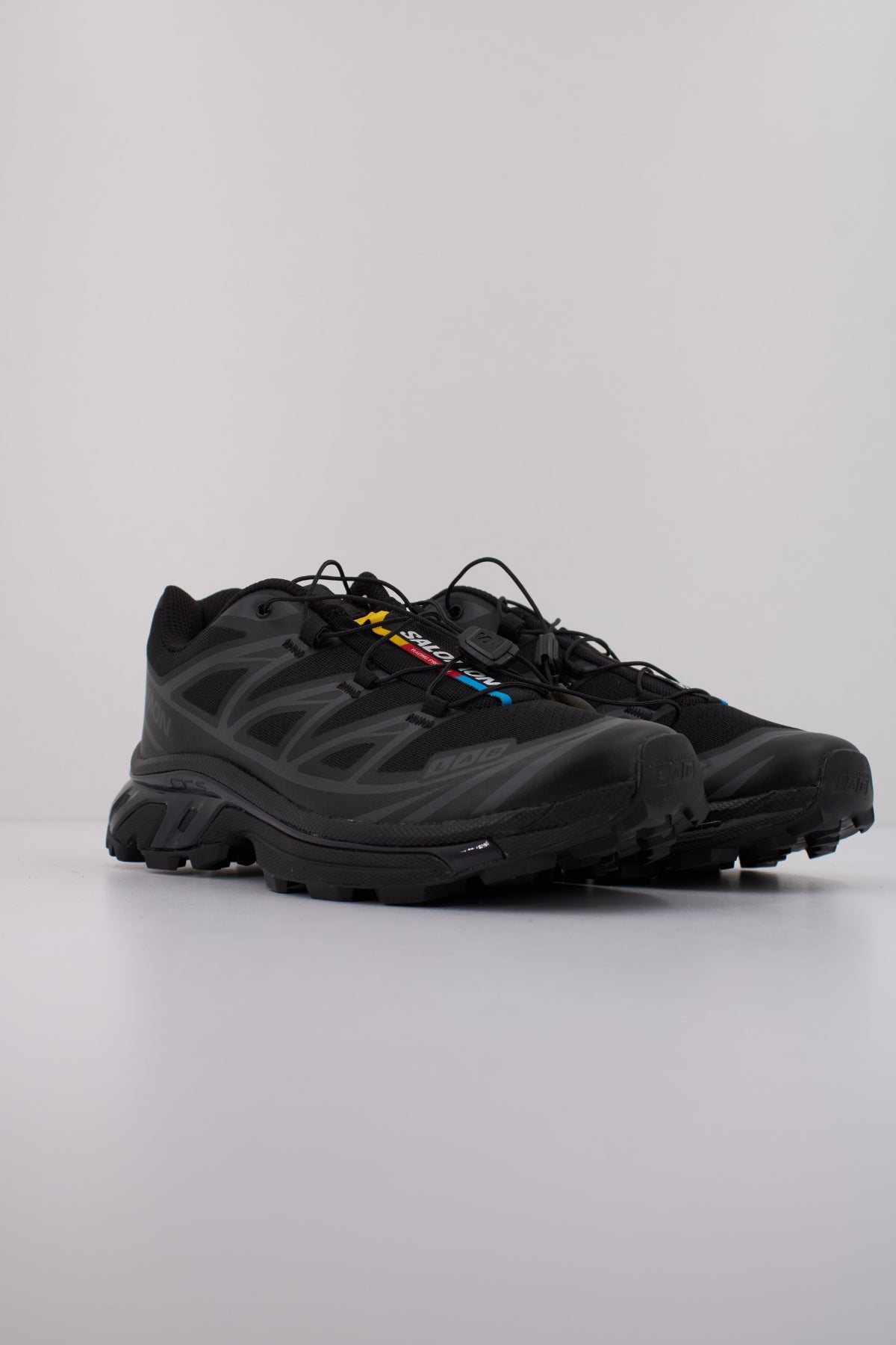 SALOMON BAJO XT  en color BLACK  (2)