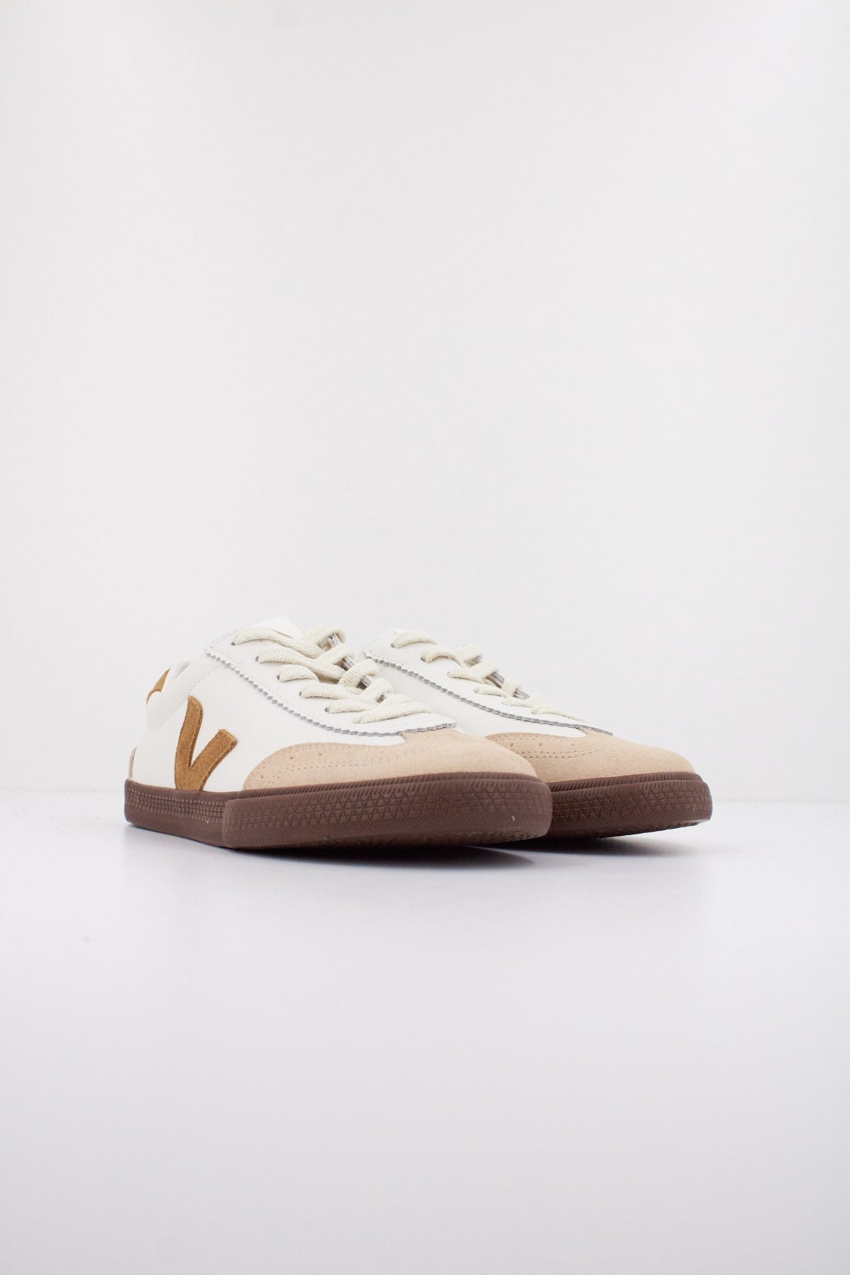 VEJA VOLLEY O.T en color WHTBARK  (2)