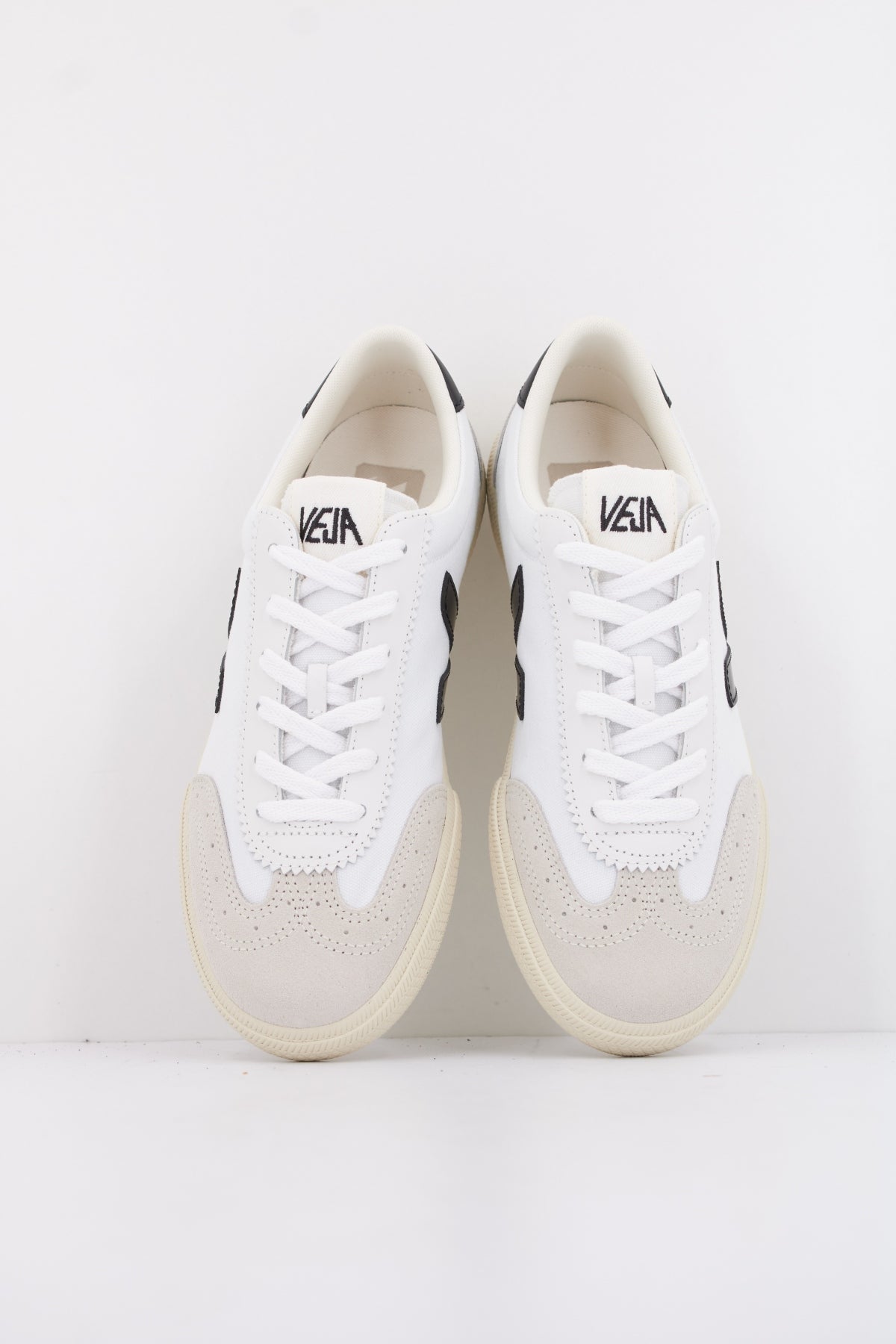 VEJA VOLLEY CANVAS en color WHTBLK  (3)