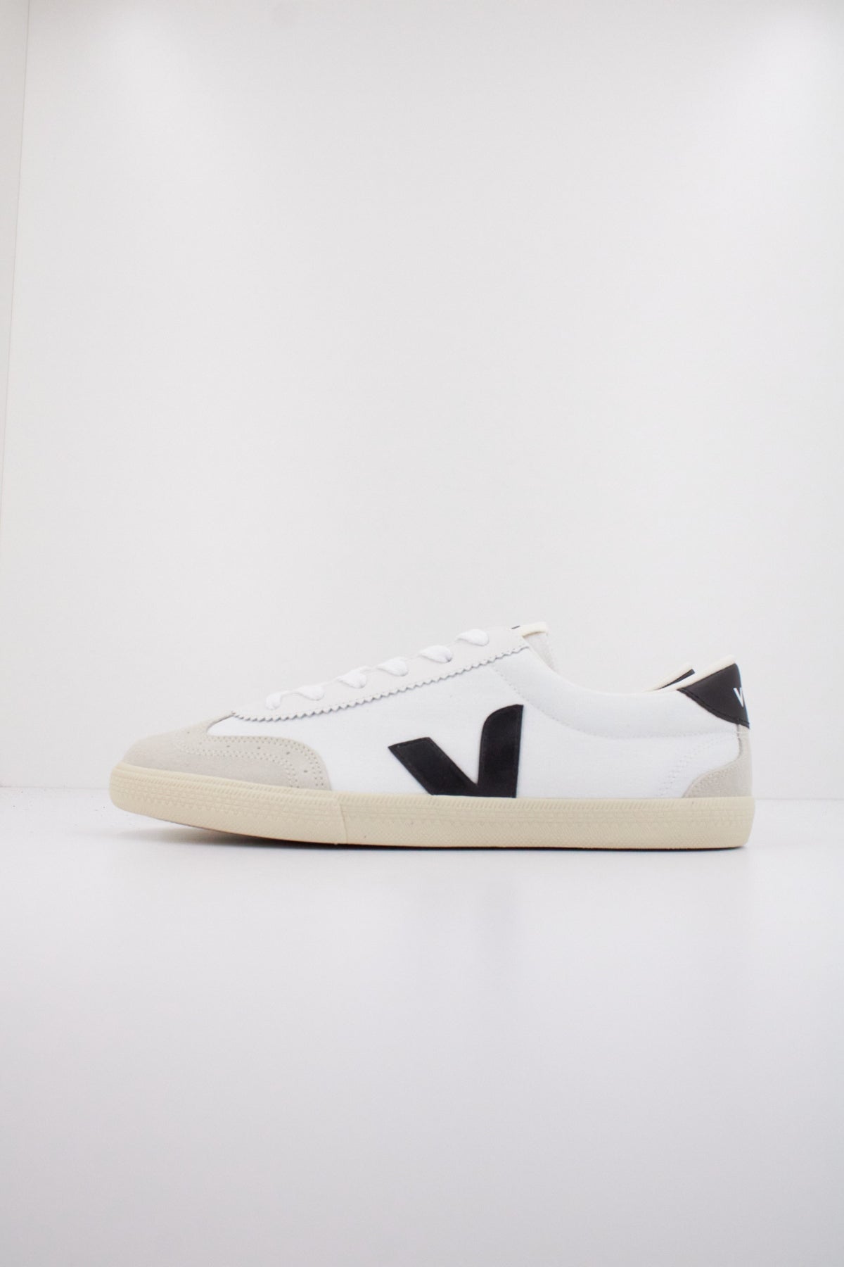 VEJA VOLLEY CANVAS en color WHTBLK  (1)