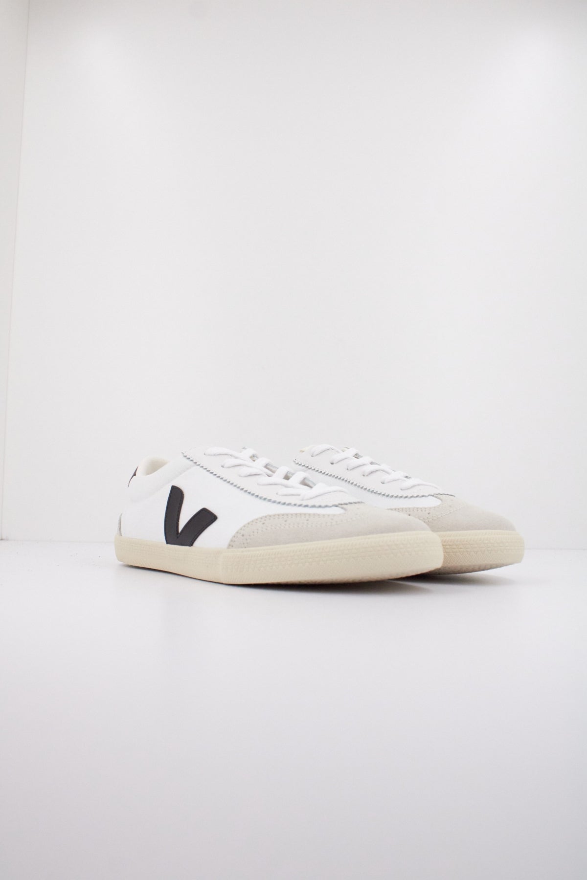 VEJA VOLLEY CANVAS en color WHTBLK  (2)