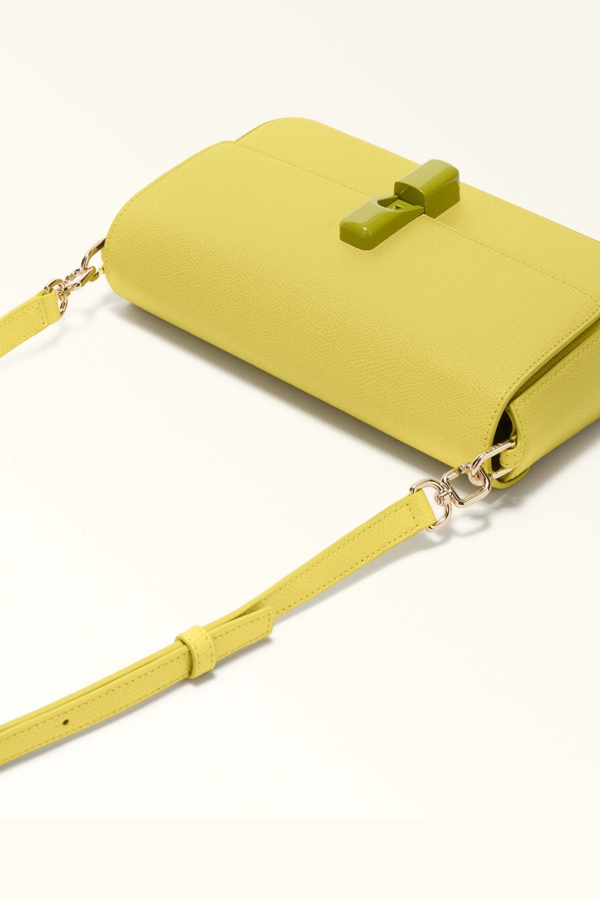 FURLA IRADE S CROSBO en color YELLOW  (4)