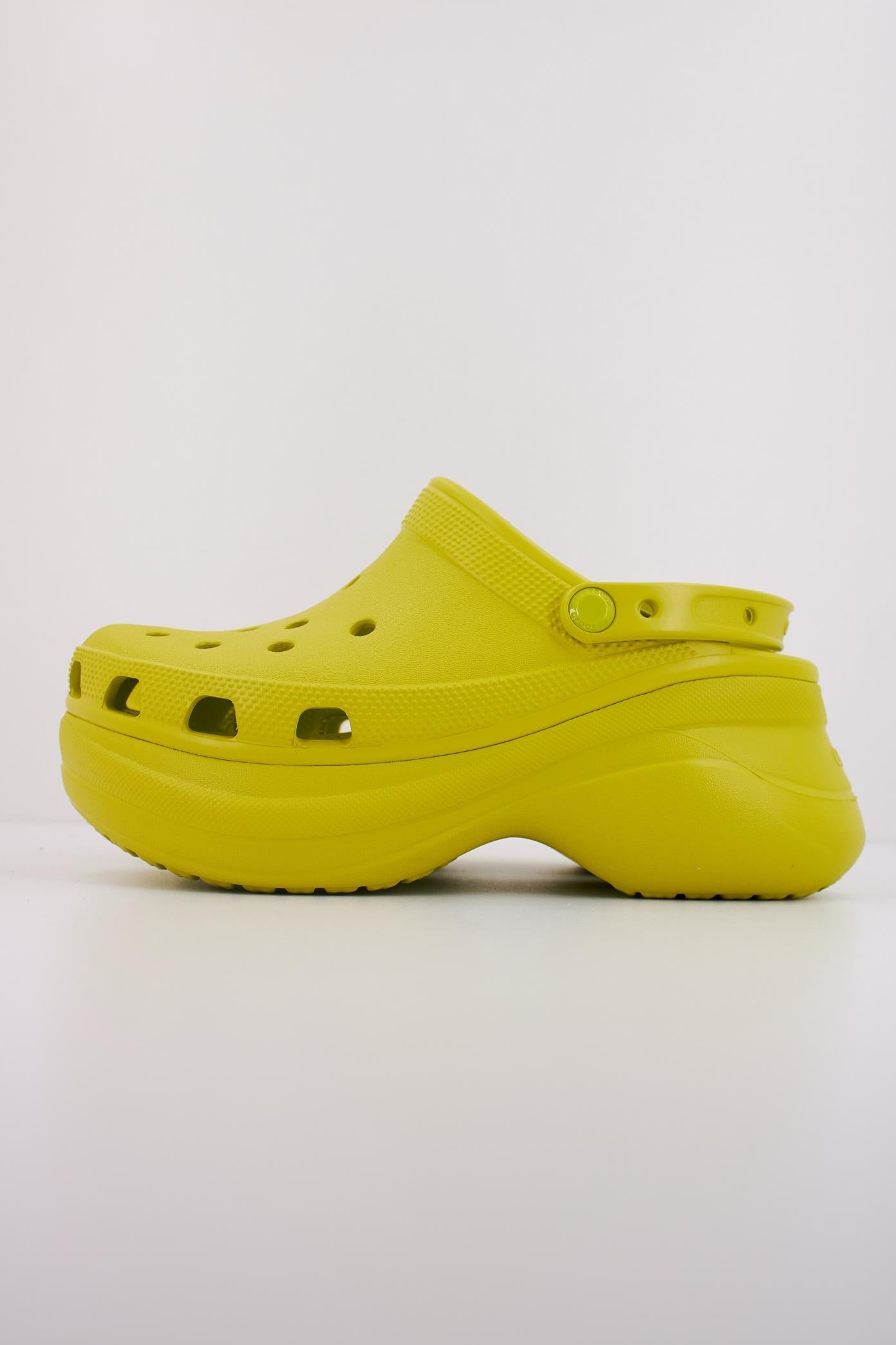 CROCS CLASSIC BAE CLOG en color KIWI  (1)