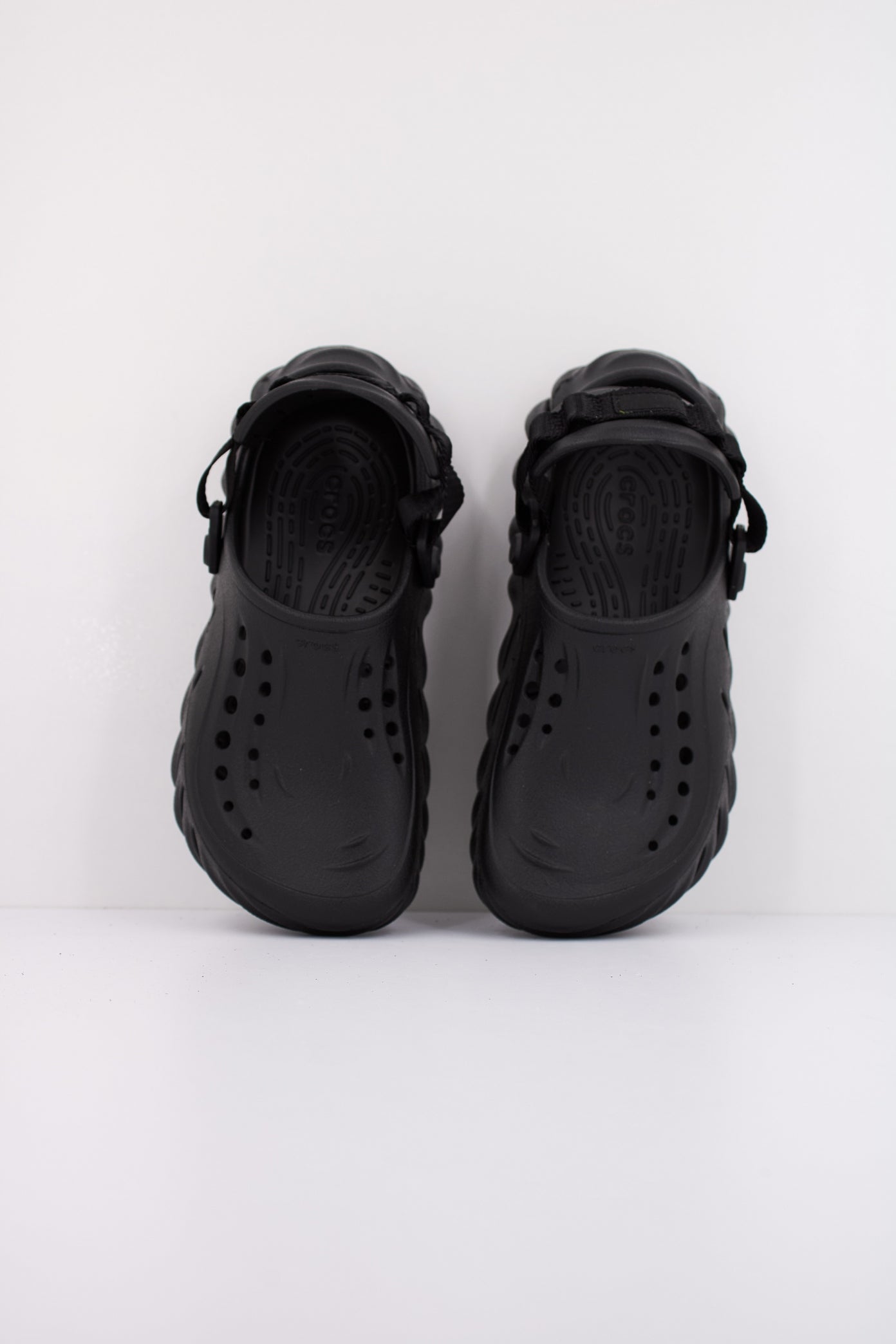 CROCS  en color BLACK  (3)