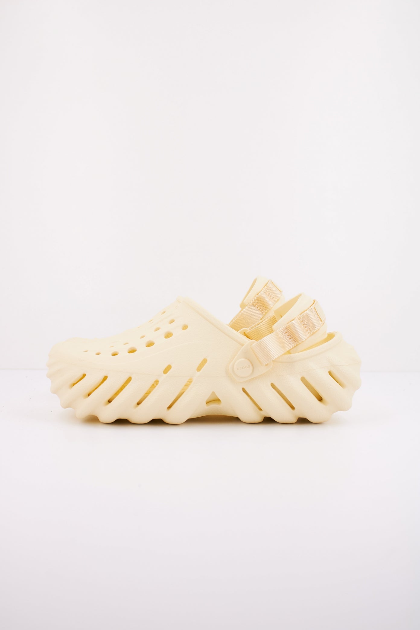 CROCS ECHO CLOG en color BUTTERCREA  (1)
