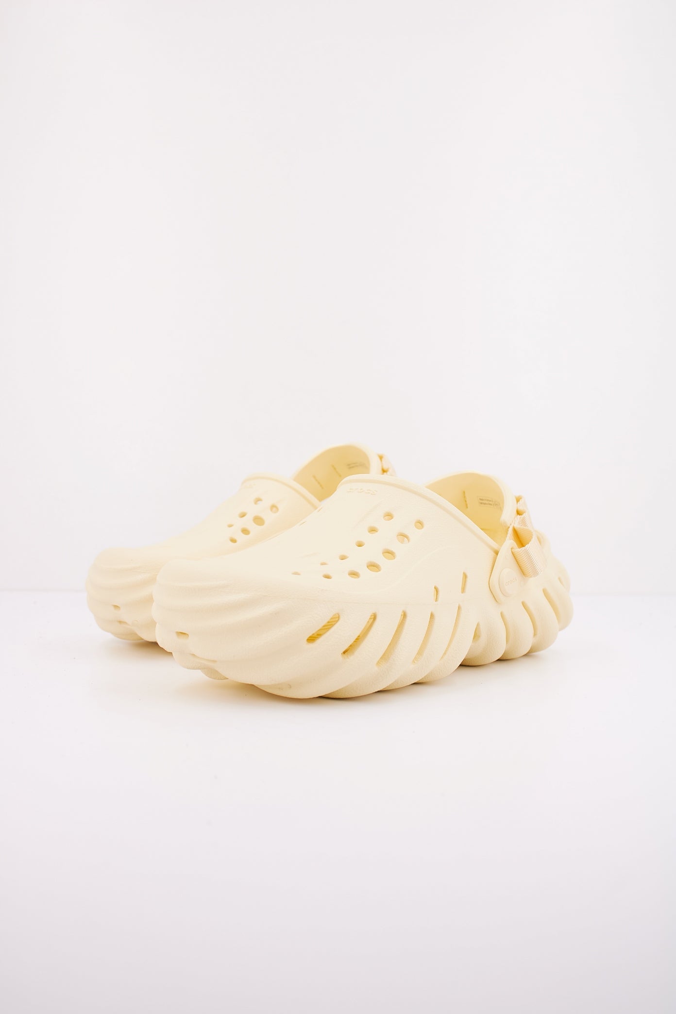 CROCS ECHO CLOG en color BUTTERCREA  (2)