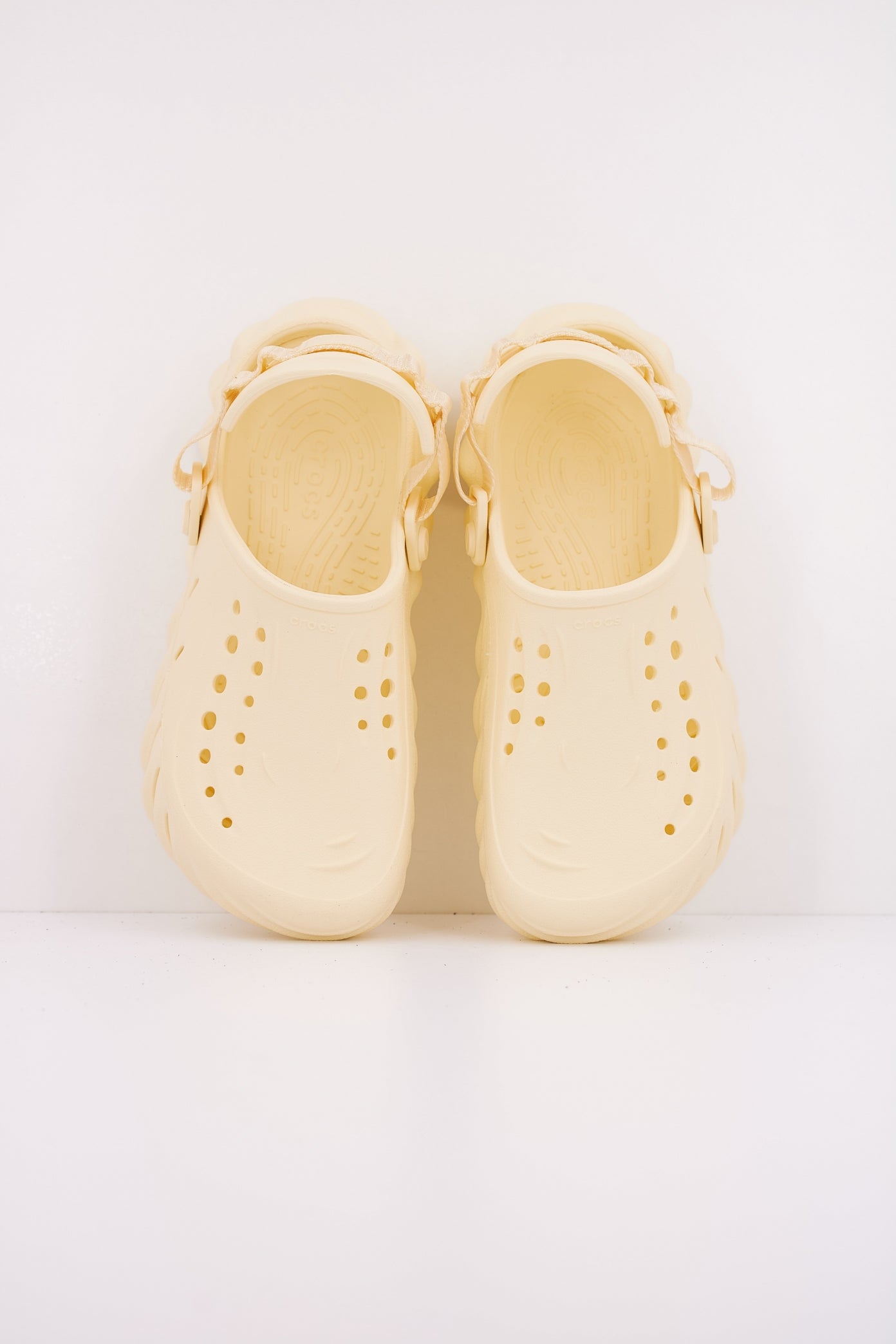 CROCS ECHO CLOG en color BUTTERCREA  (3)