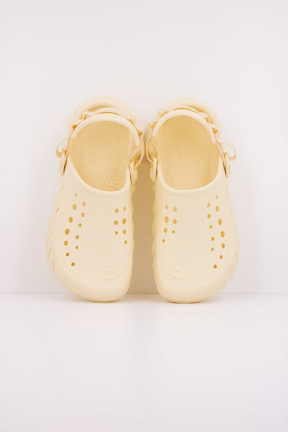 CROCS ECHO CLOG en color BUTTERCREA  (3)