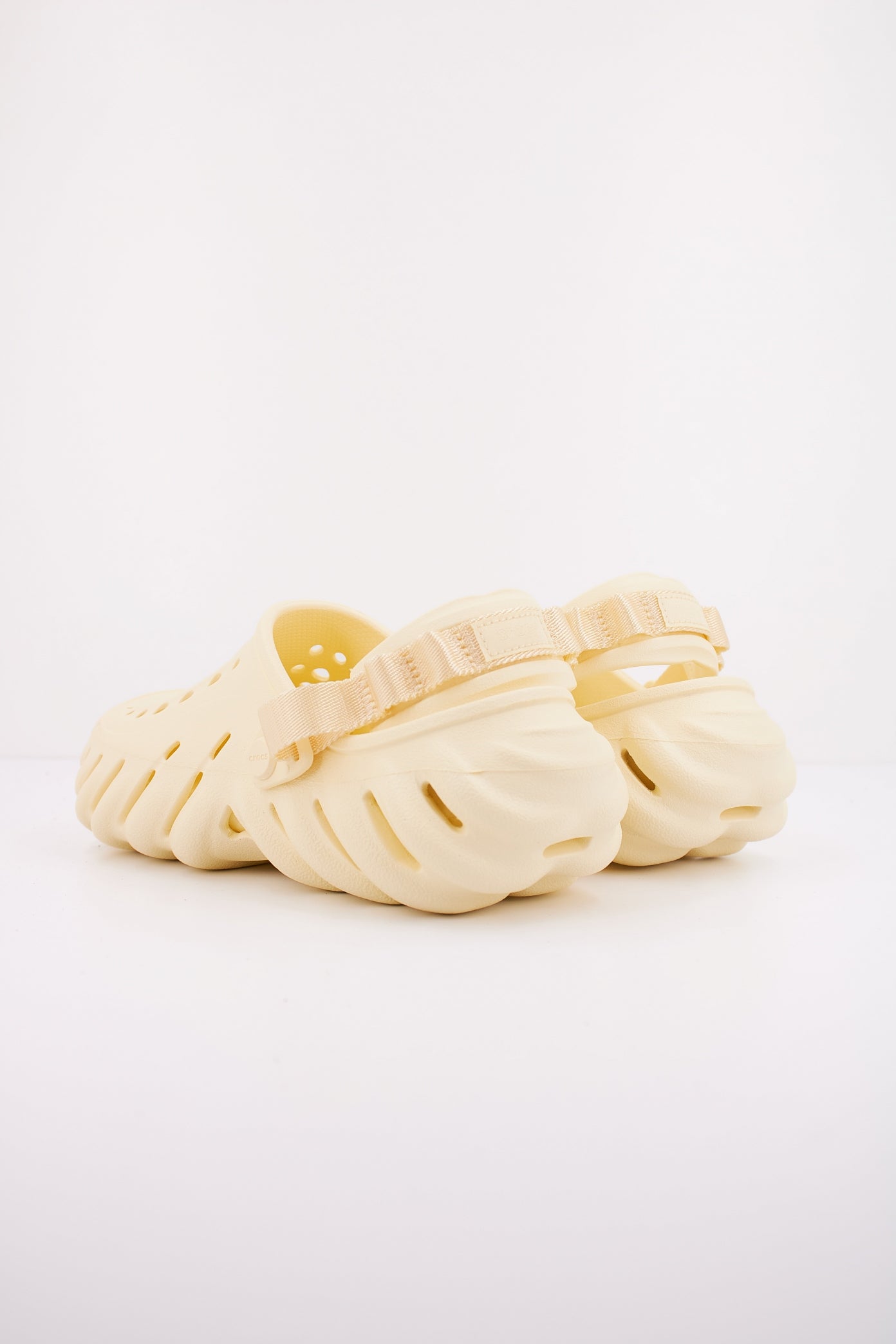 CROCS ECHO CLOG en color BUTTERCREA  (4)