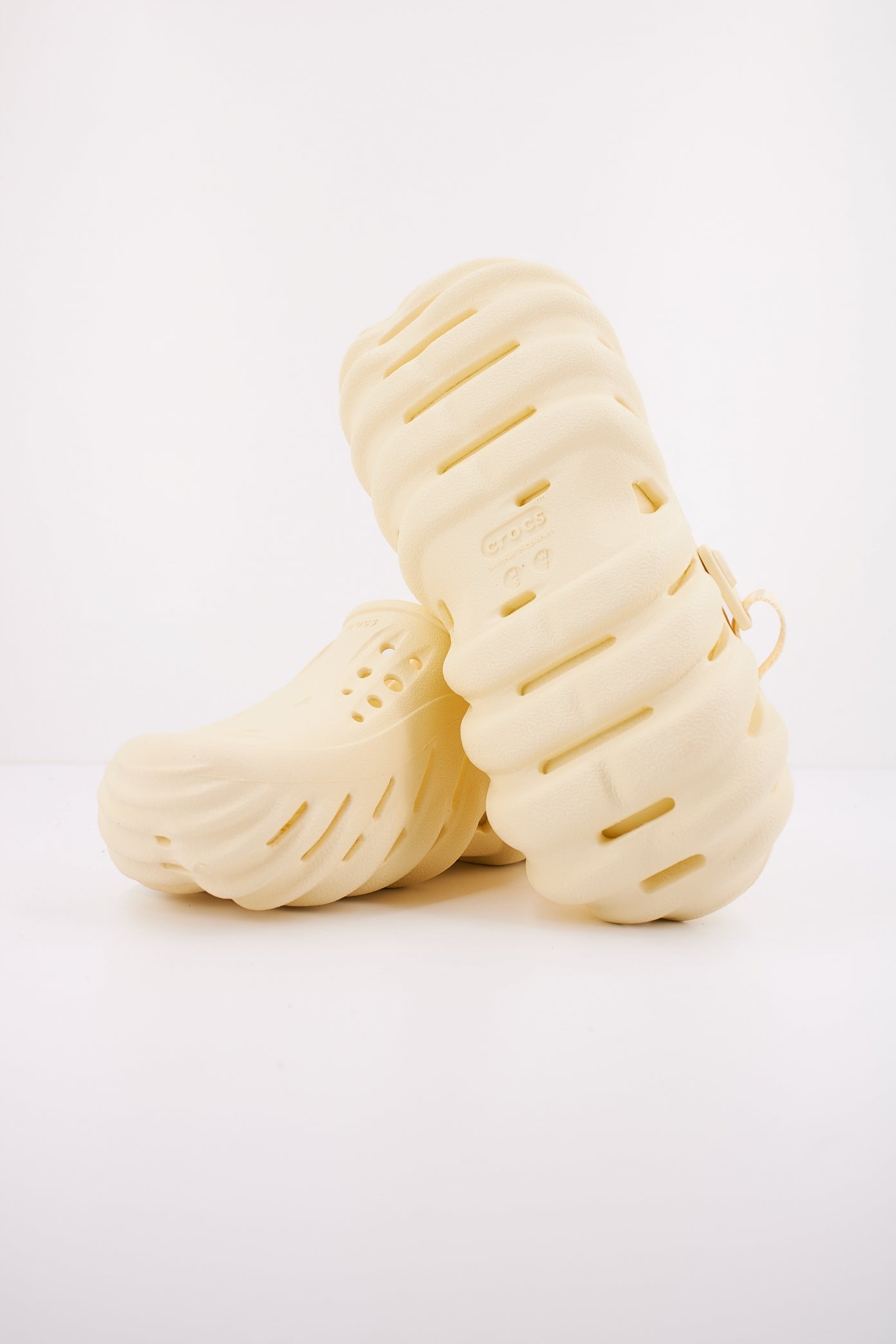 CROCS ECHO CLOG en color BUTTERCREA  (5)