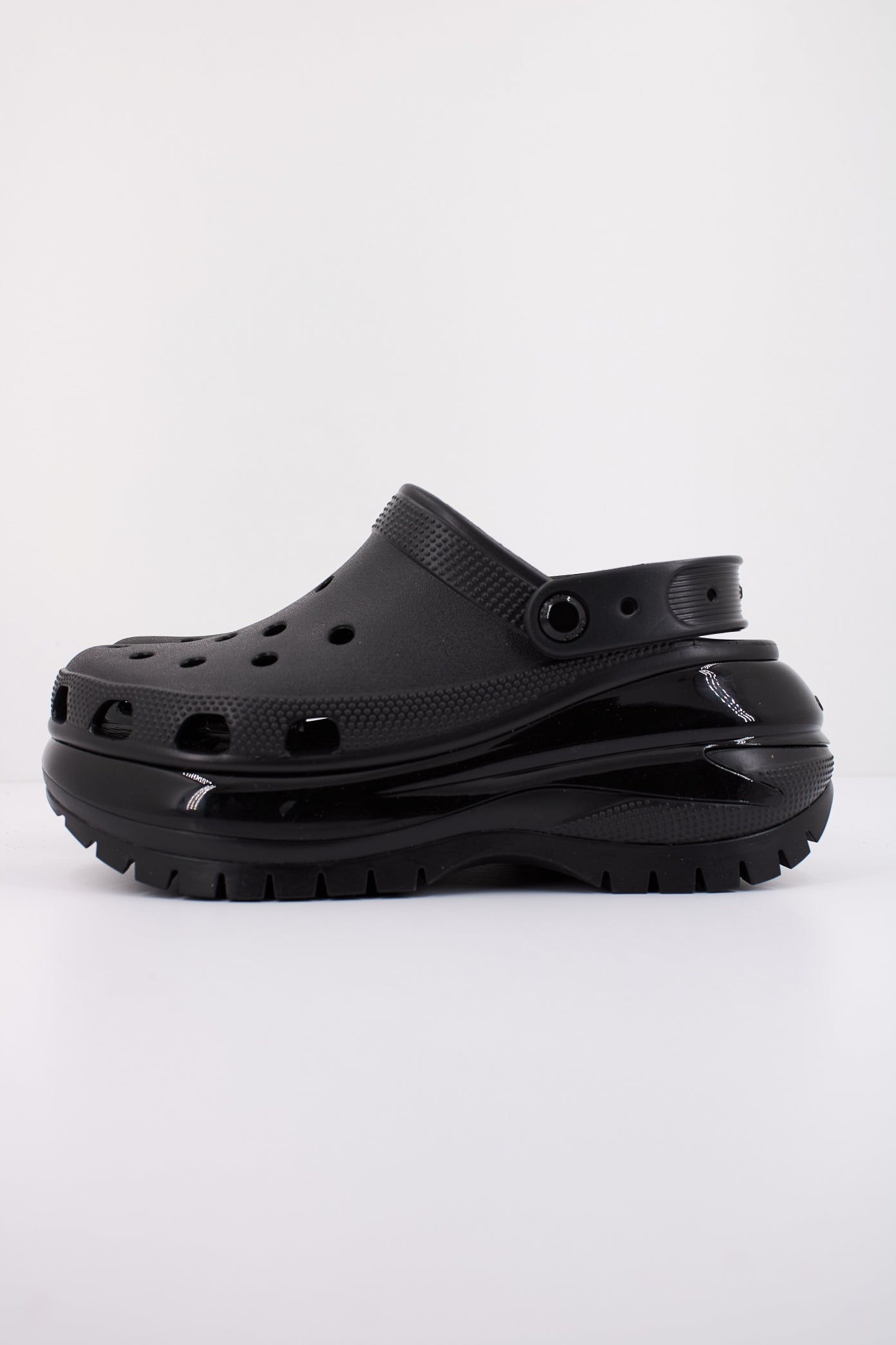 CROCS CLASSIC MEGA CRUSH C en color BLACK  (1)