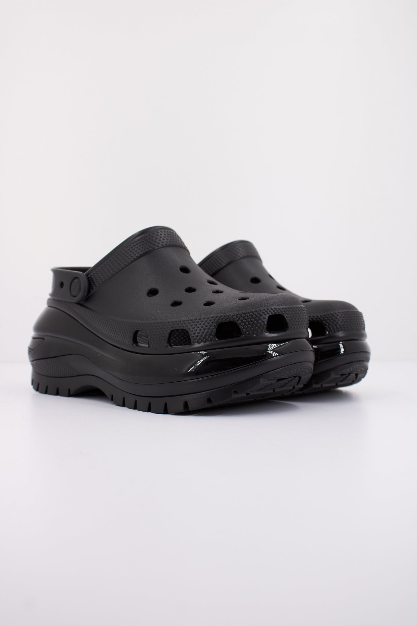 CROCS CLASSIC MEGA CRUSH C en color BLACK  (2)