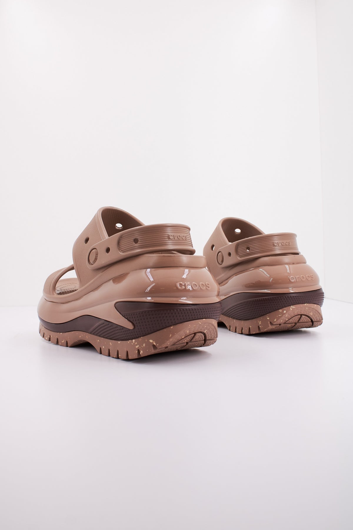 CROCS CLASSIC MEGA CRUSH S en color LATTE  (3)
