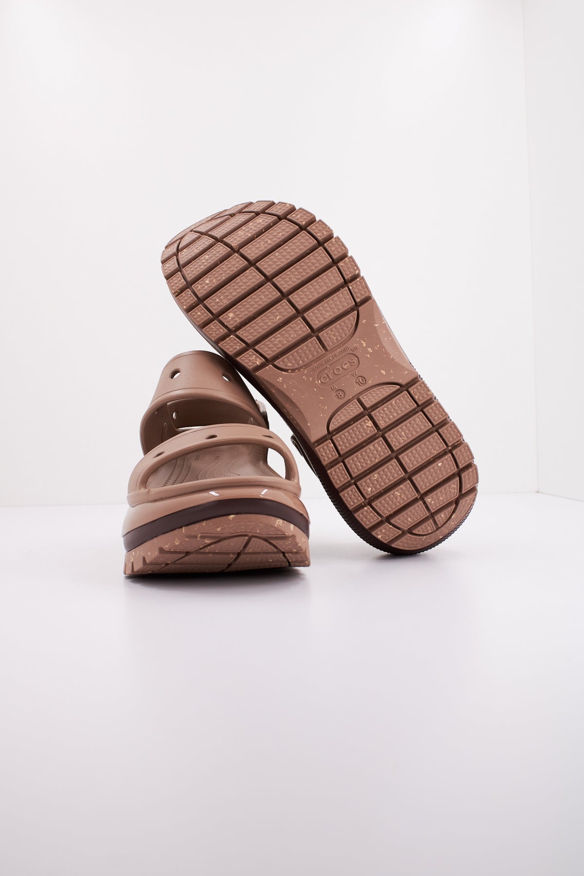 CROCS CLASSIC MEGA CRUSH S en color LATTE  (4)