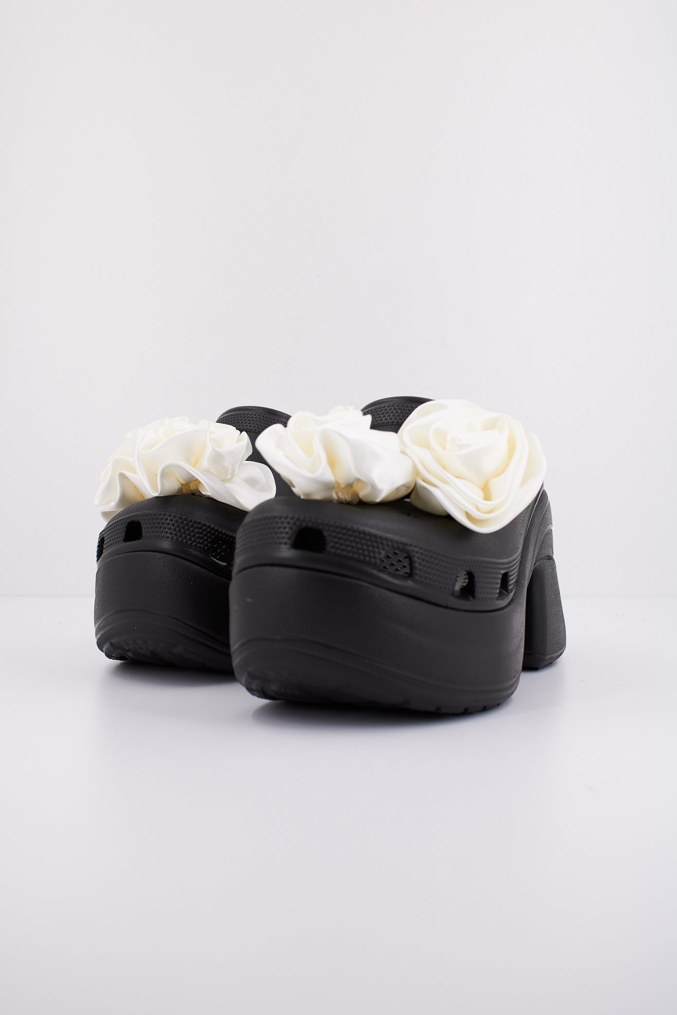 CROCS  SIREN ROSETTE CLOG  en color BLACK  (2)
