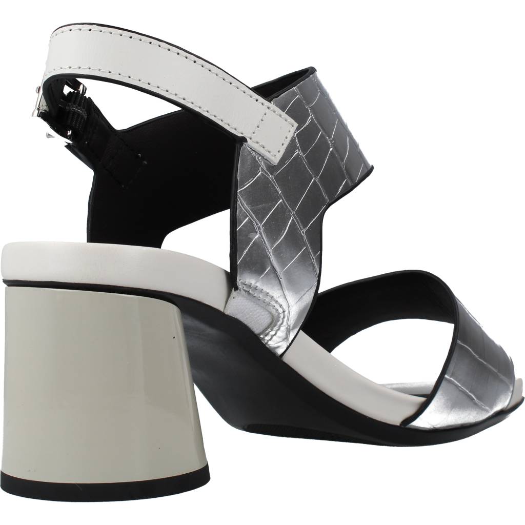 STONEFLY JENNY  S.COCCO EMBO en color   (3)