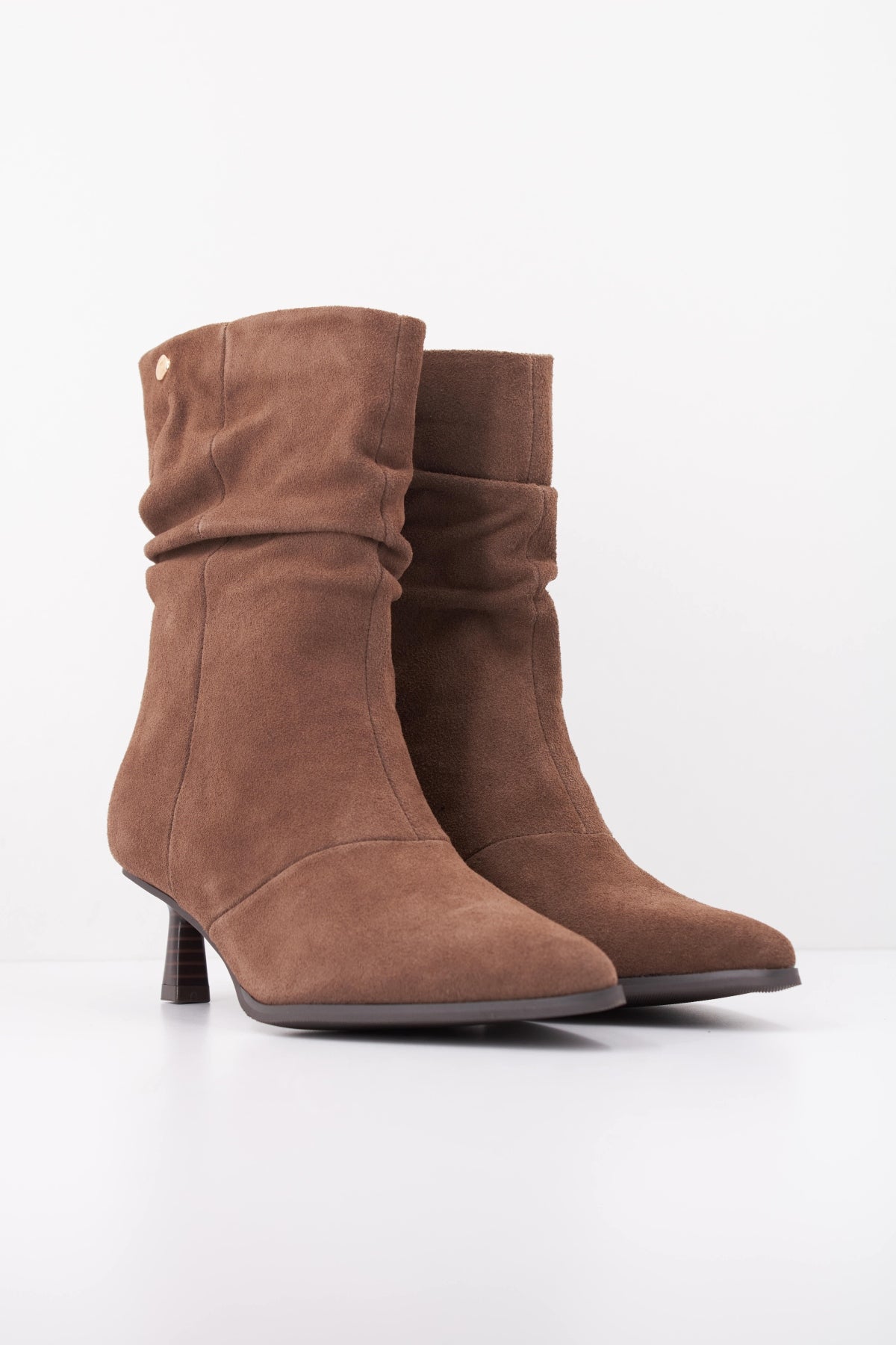 TOP BOTA CORTA ARRUGADA en color TAUPE  (2)