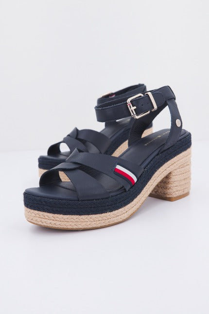 TOMMY HILFIGER INTERLACE MID HEEL S en color DWDESE  (1)