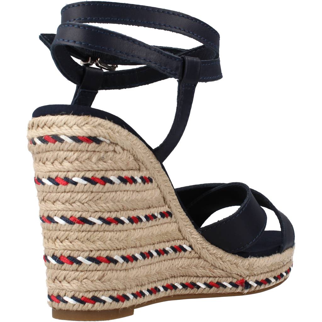 TOMMY HILFIGER FEMININE HIGH WEDGE  en color DWDESERT  (3)