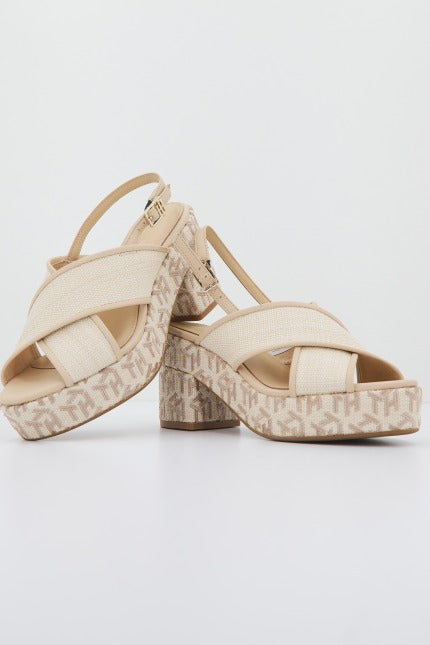 TOMMY HILFIGER TH RAFFIA MID HEEL S en color YBLECRU  (1)