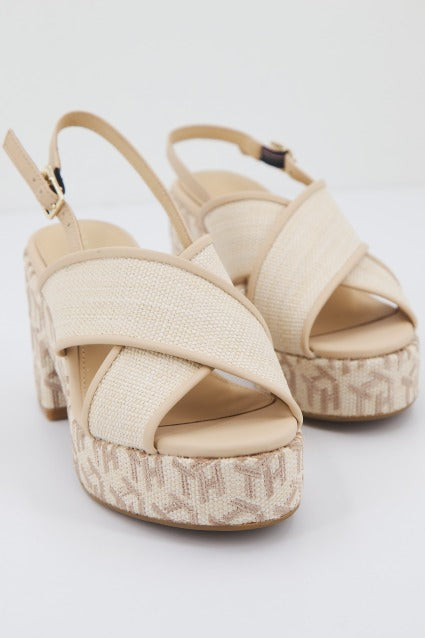 TOMMY HILFIGER TH RAFFIA MID HEEL S en color YBLECRU  (2)