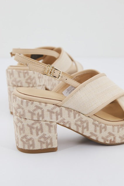 TOMMY HILFIGER TH RAFFIA MID HEEL S en color YBLECRU  (3)
