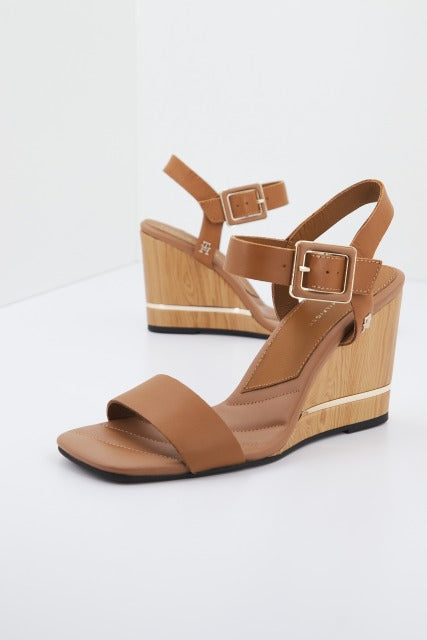 TOMMY HILFIGER  HARDWARE WEDGE SAND en color GU  (1)