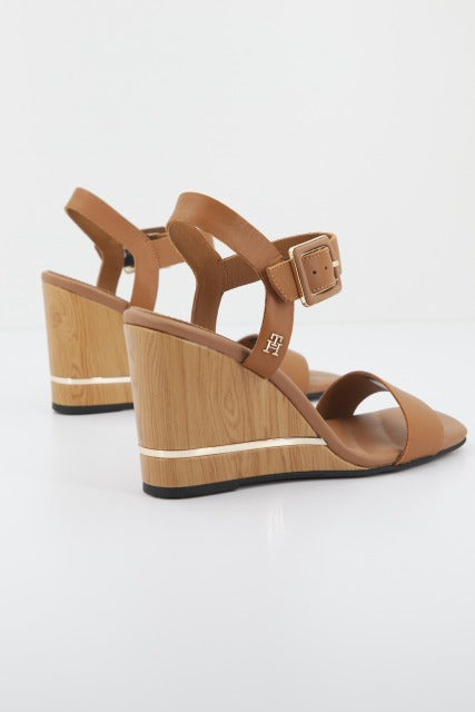 TOMMY HILFIGER  HARDWARE WEDGE SAND en color GU  (3)