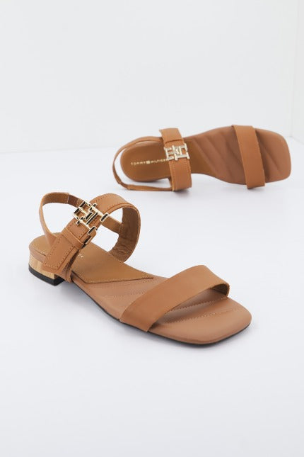 TOMMY HILFIGER HARDWARE FLAT SANDAL en color GU  (1)
