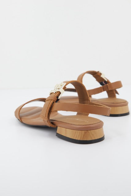 TOMMY HILFIGER HARDWARE FLAT SANDAL en color GU  (3)