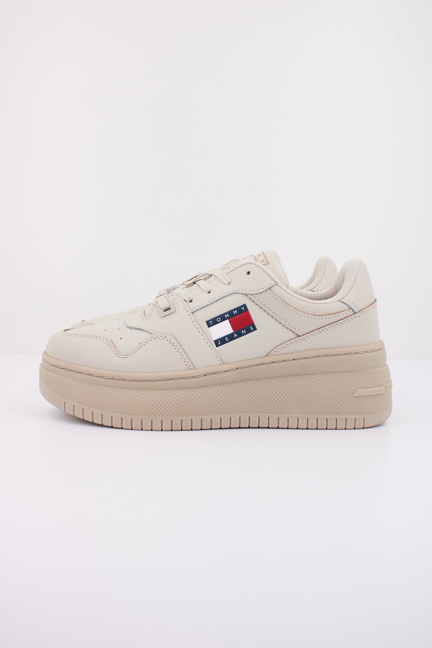 TOMMY HILFIGER TJW RETRO BASKET FLA en color AEV  (1)
