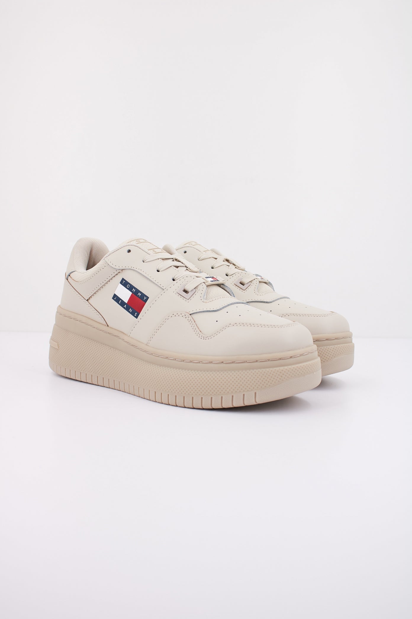 TOMMY HILFIGER TJW RETRO BASKET FLA en color AEV  (2)