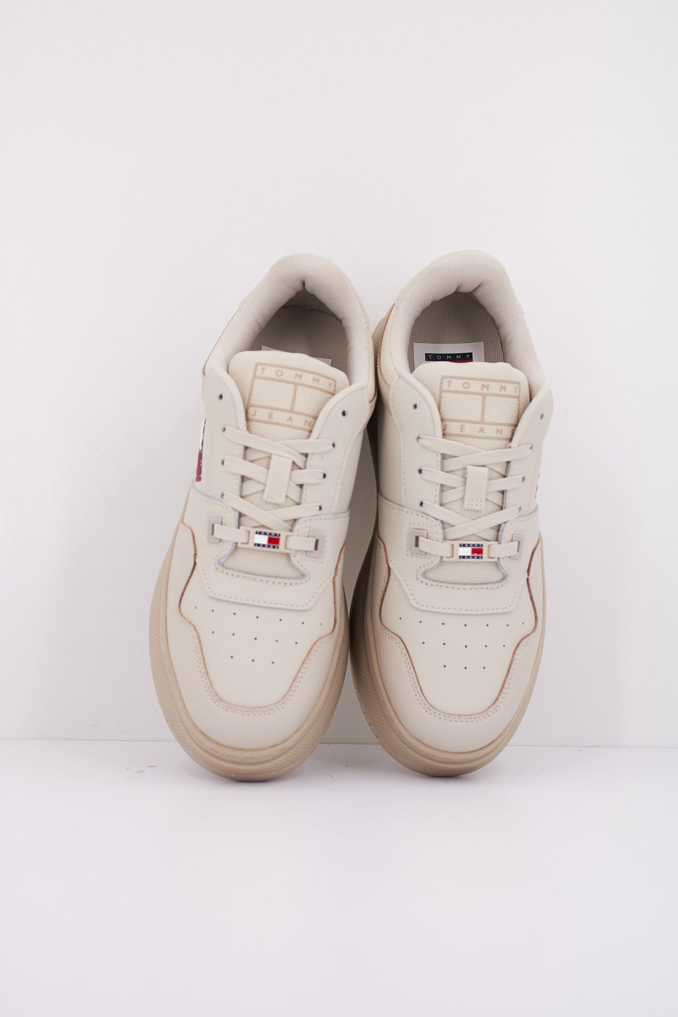 TOMMY HILFIGER TJW RETRO BASKET FLA en color AEV  (3)