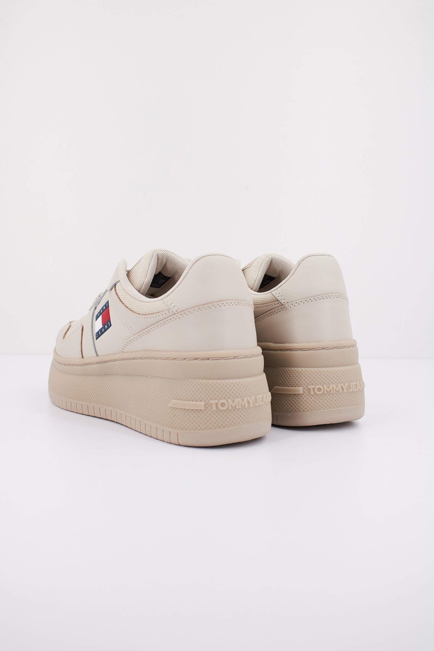 TOMMY HILFIGER TJW RETRO BASKET FLA en color AEV  (4)