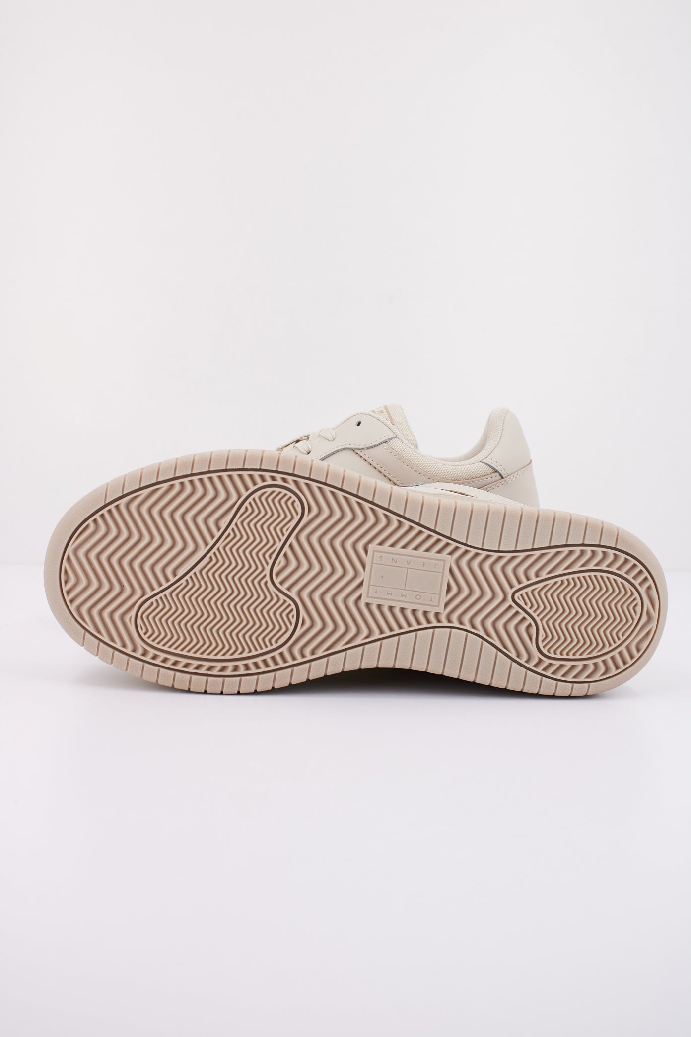 TOMMY HILFIGER TJW RETRO BASKET FLA en color AEV  (5)