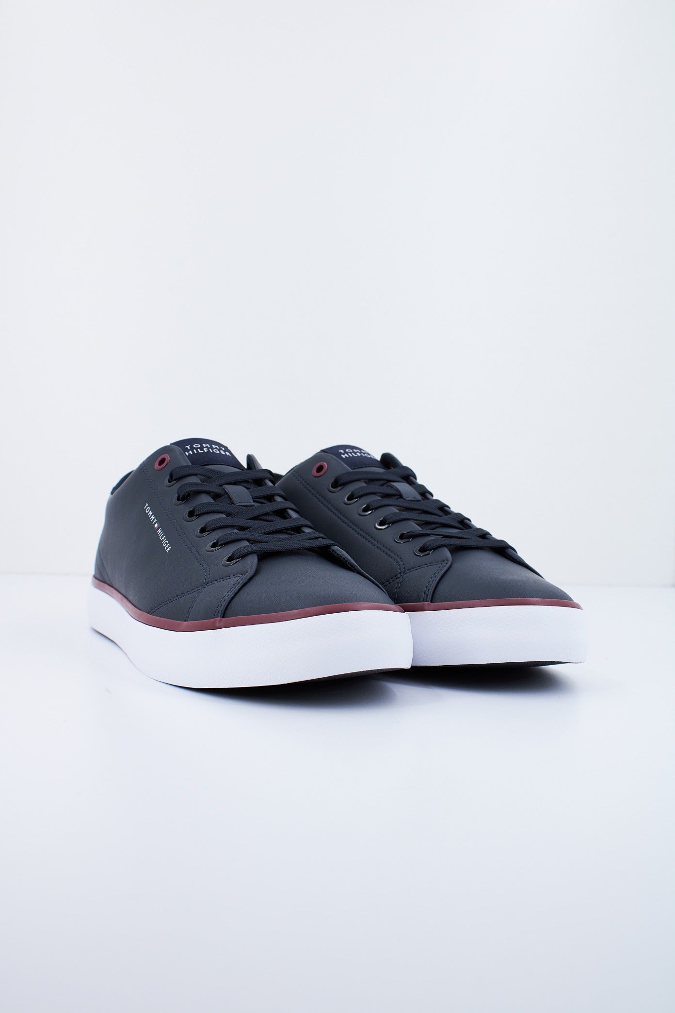 TOMMY HILFIGER TH HI VULC CORE LOW  en color DW  (2)