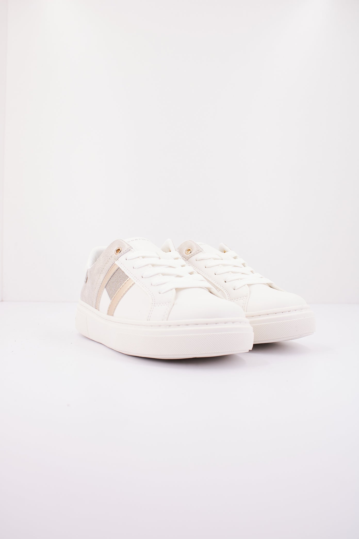 TOMMY HILFIGER TA  en color WHTPLTM  (2)
