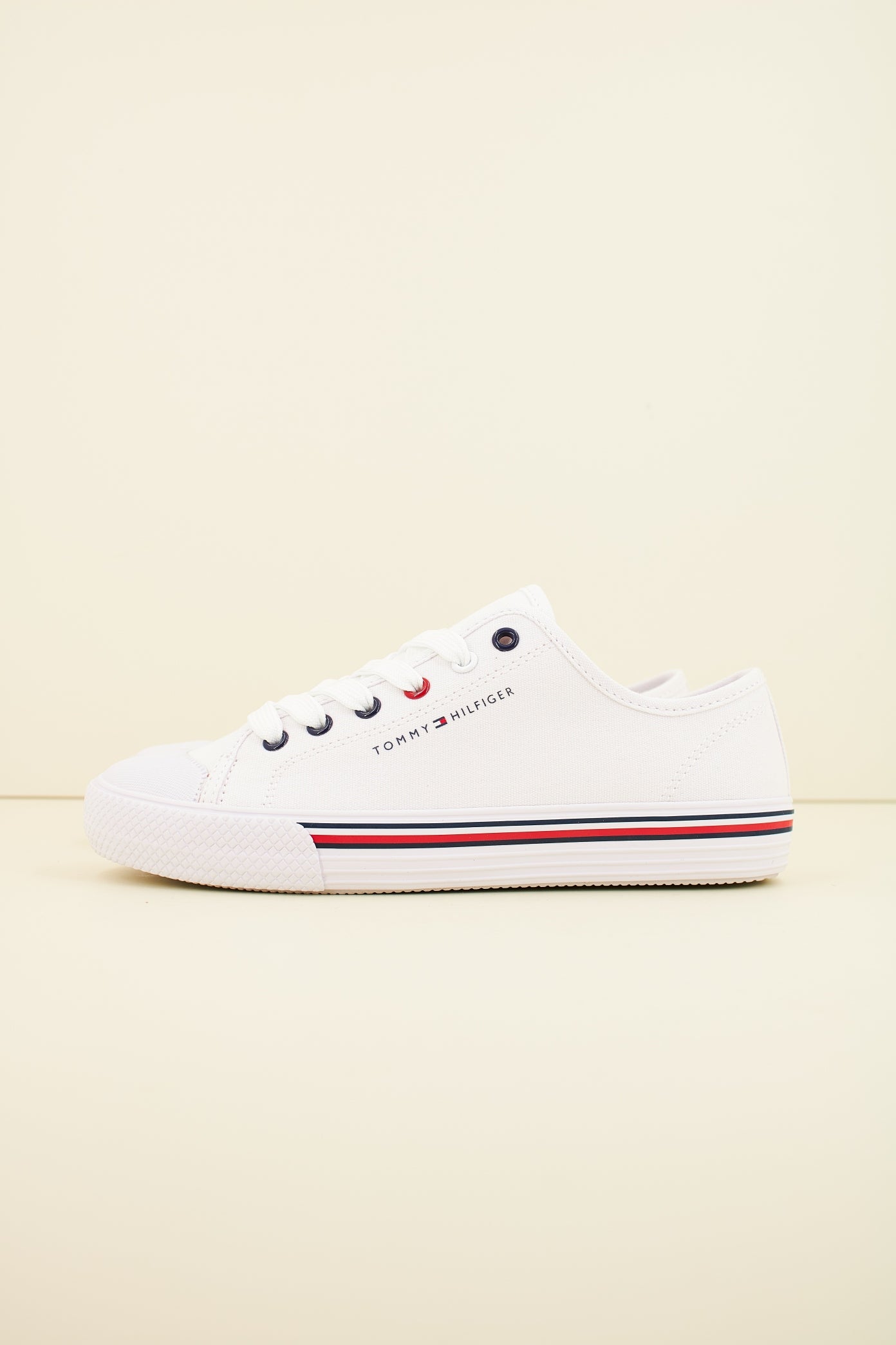 TOMMY HILFIGER SNEAKER BASSA ALLACC en color WHITE  (1)