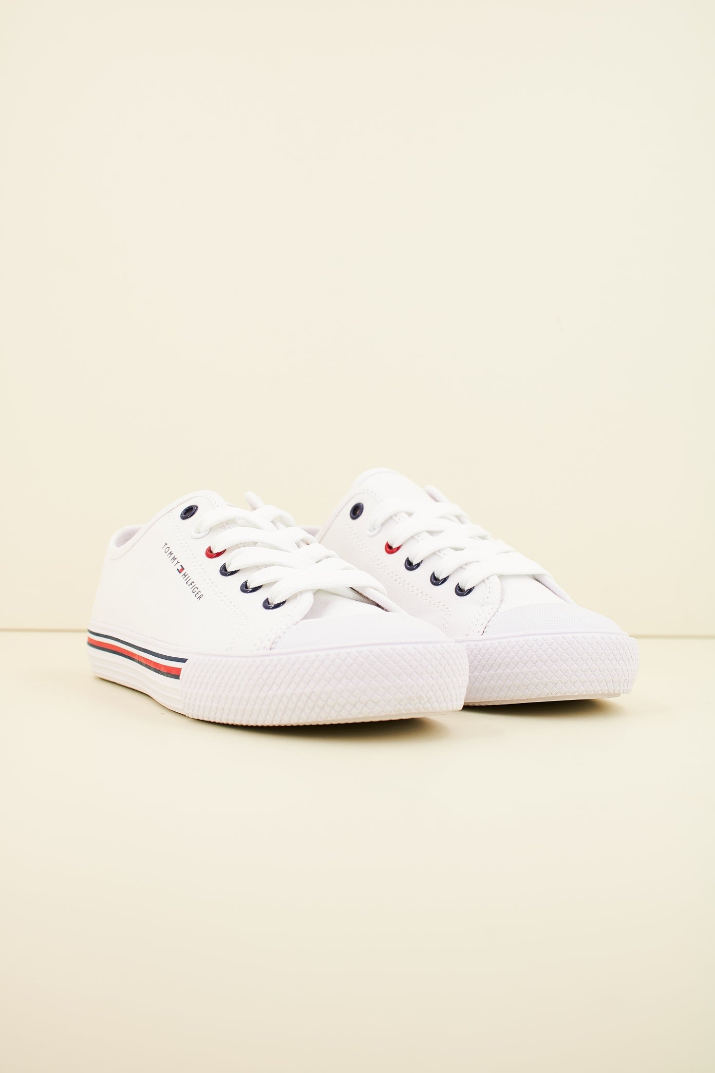 TOMMY HILFIGER SNEAKER BASSA ALLACC en color WHITE  (2)