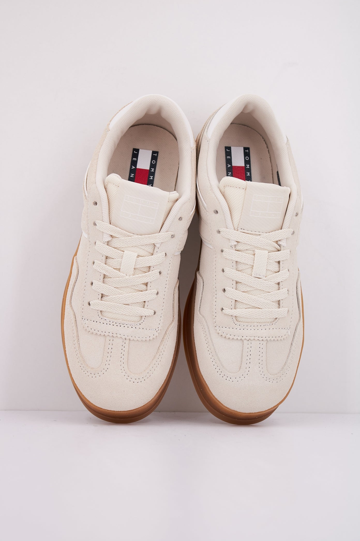 TOMMY HILFIGER  THE GREENWICH SUEDE en color ACG  (3)