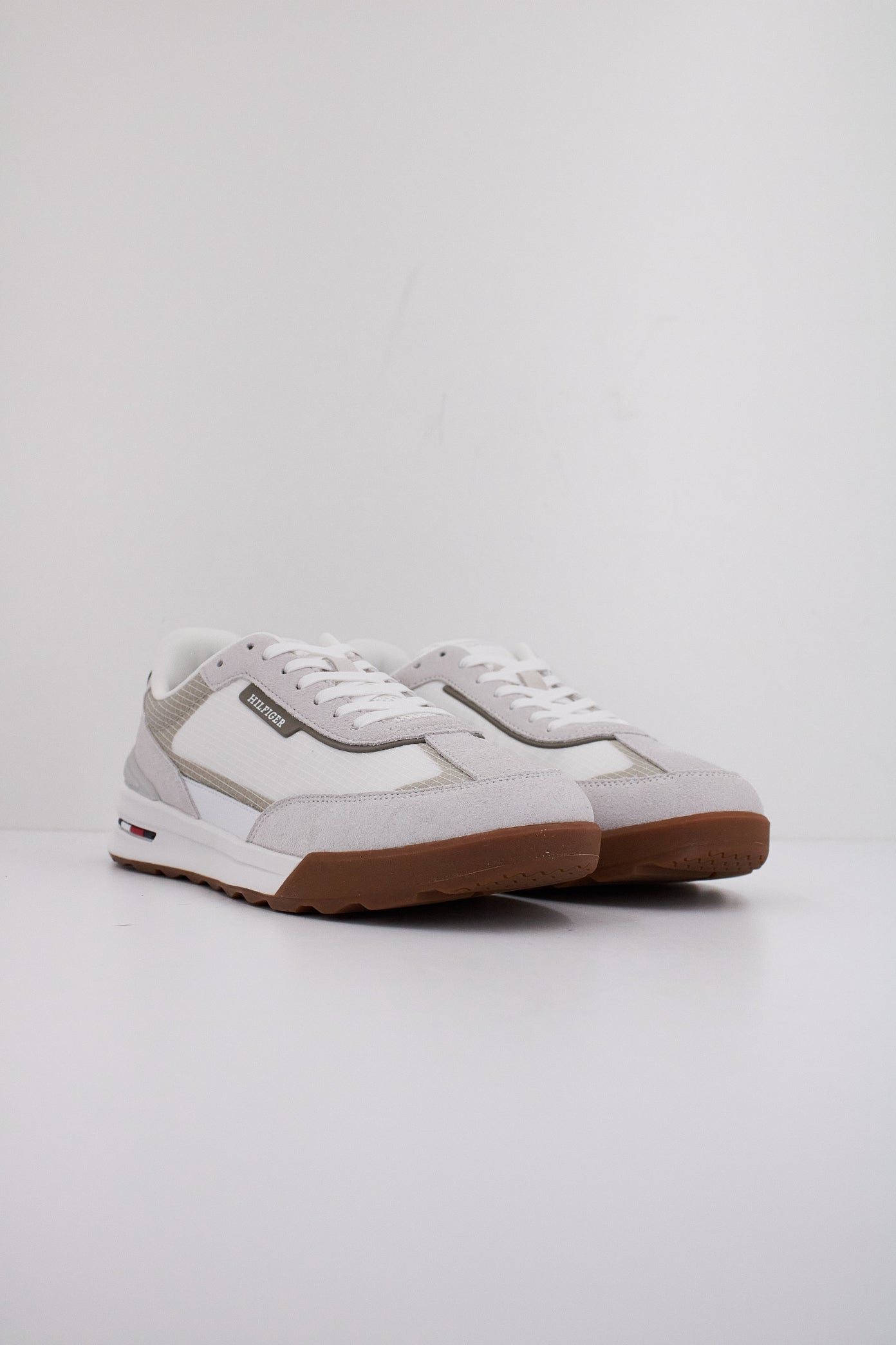 TOMMY HILFIGER RETRO RUNNER SEASONA en color YBS  (2)
