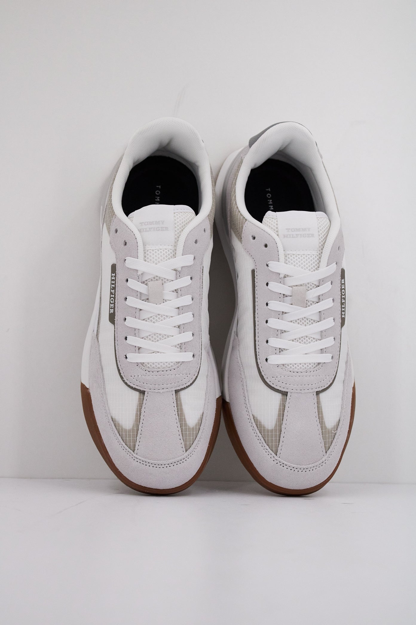 TOMMY HILFIGER RETRO RUNNER SEASONA en color YBS  (3)